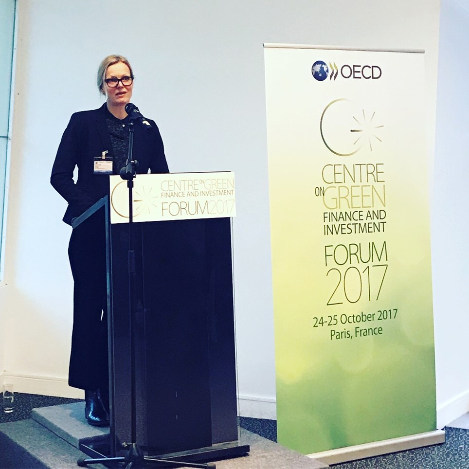Foto: ) Kristine Falkgård snakker