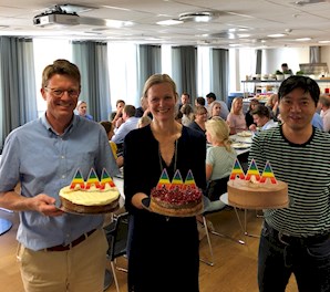Foto: ) Feiring av AAA med kake