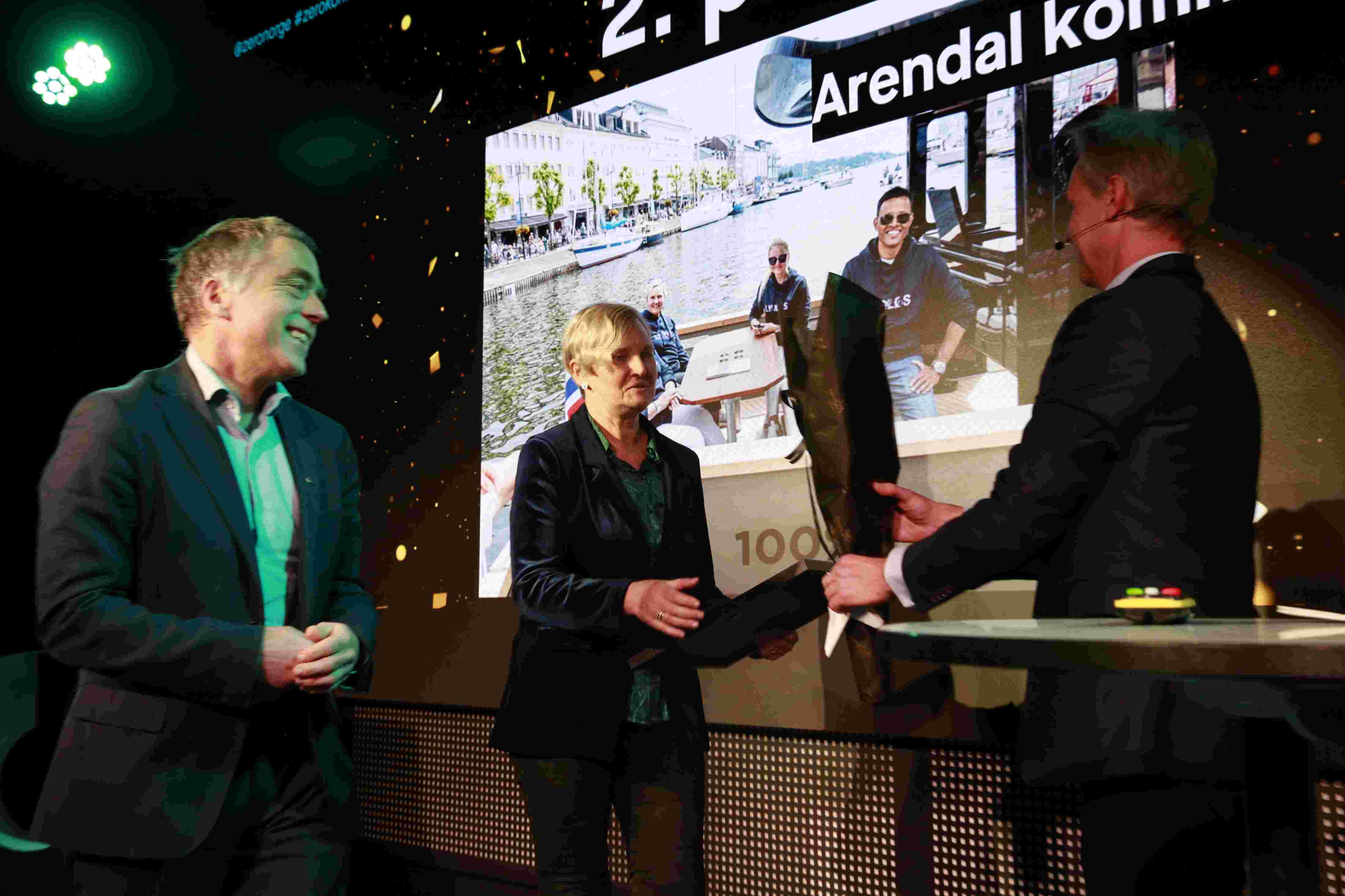 Foto: ) Overrekkelse av pris