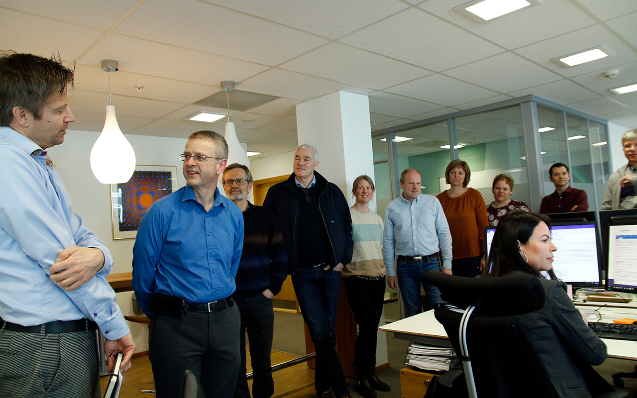 Foto: ) Her ser du KBNskolens rektor, Torger Jonasen, vise deltagerne rundt om i KBNs lokaler.