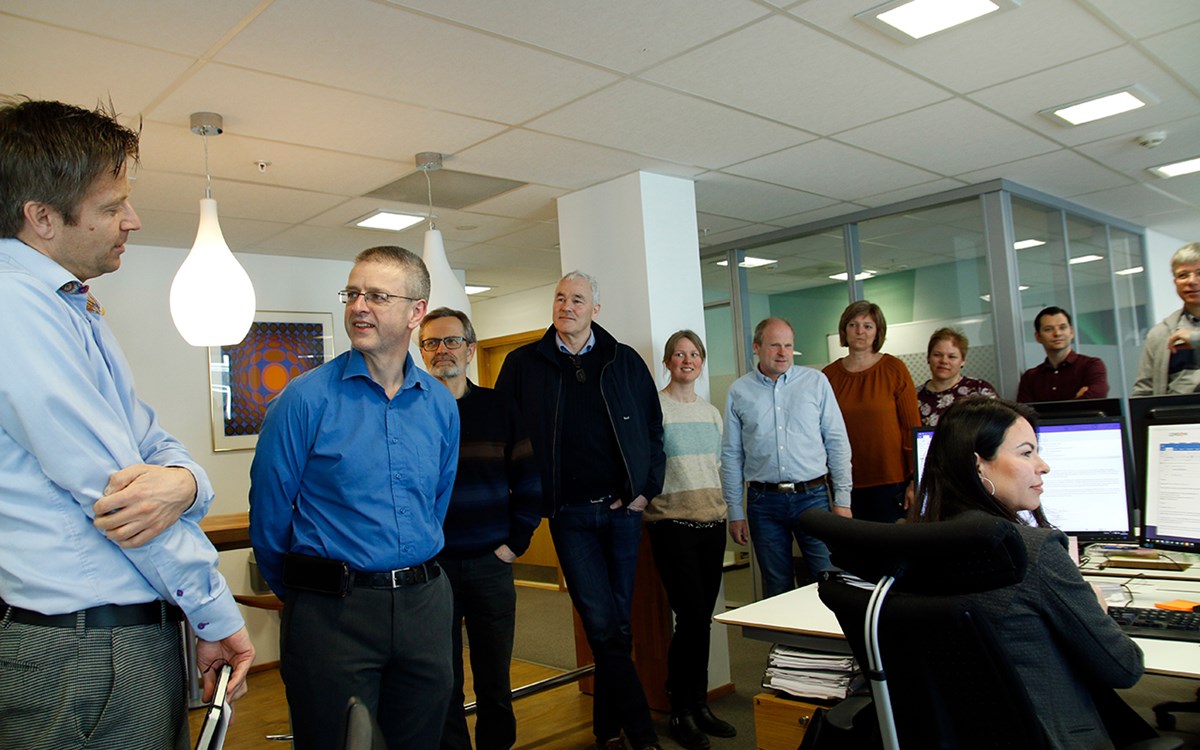 Her ser du KBNskolens rektor, Torger Jonasen, vise deltagerne rundt om i KBNs lokaler. 